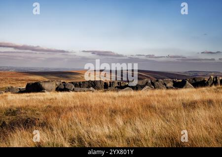 Gritstone-Felsbrocken bestreuen die Hochlandweide am Blackstone Edge, Rochdale, England. Stockfoto