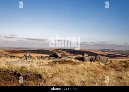 Gritstone-Felsbrocken bestreuen die Hochlandweide am Blackstone Edge, Rochdale, England. Stockfoto