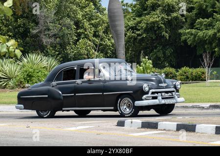 VARADERO, KUBA - 30. AUGUST 2023: Schwarz getunter Chevrolet Bel Air 1952 Deluxe Oldtimer in Kuba Stockfoto