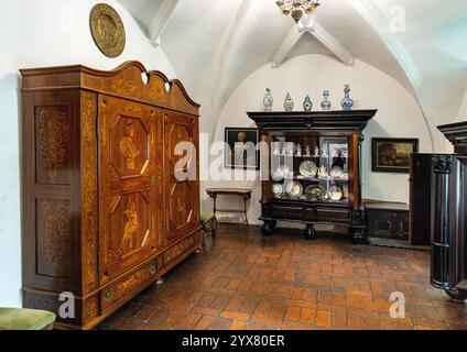 Oporow, Polen - 17. August 2024: Schatzkammer im Inneren des mittelalterlichen Ritterburgs im gotischen Oporowskich-Schloss im historischen Park im Dorf Oporow Stockfoto