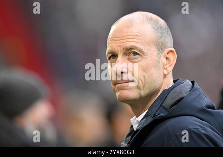 vor Spielbeginn: Trainer Trainer Jess Thorup FC Augsburg FCA Portrait FC Augsburg FCA vs Bayer 04 Leverkusen 14.12.2024 DFL-VORSCHRIFTEN VERBIETEN JEDE VERWENDUNG VON FOTOS ALS BILDSEQUENZEN UND/ODER QUASI-VIDEO Stockfoto