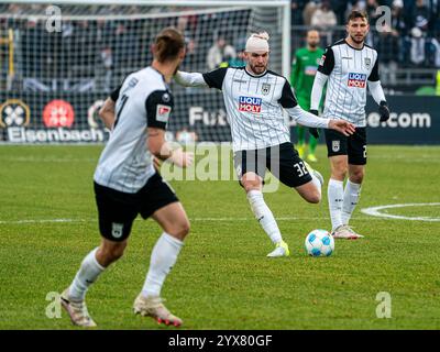 Philipp Strompf (SSV Ulm 1846, #32) schlaegt eine Flanke, GER, SSV Ulm 1846 vs. Hamburger SV, Fussball, 2. Bundesliga, Spielzeit 2024/2025, 14.12.2024, DFB/DFL-Vorschriften verbieten jede Verwendung von Fotografien als Bildsequenzen und/oder Quasi-Video. Foto: EIBNER/Michael Schmidt Stockfoto