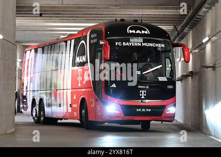 Mainz, Deutschland. Dezember 2024. Fußball 1. Bundesliga 14. Spieltag 1. FSV Mainz 05 - FC Bayern München am 14.12.2024 in der Mewa Arena in Mainz Mannschaftsbus Bayern München DFL-Vorschriften verbieten jede Verwendung von Fotografien als Bildsequenzen und/oder Quasi-Video. Foto: Revierfoto Credit: ddp Media GmbH/Alamy Live News Stockfoto