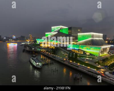 (241214) -- GUANGZHOU, 14. Dezember 2024 (Xinhua) -- ein Luftdrohnenfoto vom 26. April 2024 zeigt einen nächtlichen Blick auf das Bai'etan Greater Bay Area (GBA) Art Center in Guangzhou, südchinesischer Provinz Guangdong. Das Bai'etan Greater Bay Area Art Center in der südchinesischen Metropole Guangzhou wurde am 1. Mai für die Öffentlichkeit eröffnet und der Großraum Guangdong-Hong Kong-Macao ein neues kulturelles Wahrzeichen hinzugefügt. Das Kunstzentrum umfasst das Guangdong Museum of Art, das Guangdong Immaterielle Kulturerbe Museum und das Guangdong Literaturmuseum und verfügt über eine Baufläche von ca. Stockfoto