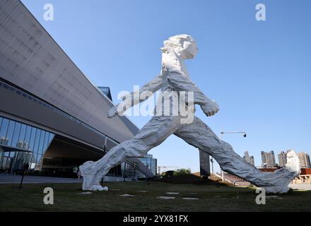 (241214) -- GUANGZHOU, 14. Dezember 2024 (Xinhua) -- dieses Foto vom 6. Dezember 2024 zeigt einen Blick auf das Guangdong Museum of Art in Guangzhou, südchinesischer Provinz Guangdong. Das Bai'etan Greater Bay Area Art Center in der südchinesischen Metropole Guangzhou wurde am 1. Mai für die Öffentlichkeit eröffnet und der Großraum Guangdong-Hong Kong-Macao ein neues kulturelles Wahrzeichen hinzugefügt. Das Kunstzentrum, das das Guangdong Museum of Art, das Guangdong Immaterielle Kulturerbe Museum und das Guangdong Literaturmuseum integriert, hat eine Gesamtbaufläche von ca. 145.000 Quadratmetern einschließlich Stockfoto