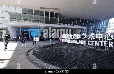 (241214) -- GUANGZHOU, 14. Dezember 2024 (Xinhua) -- Menschen besuchen das Bai'etan Greater Bay Area (GBA) Art Center in Guangzhou, südchinesische Provinz Guangdong, 6. Dezember 2024. Das Bai'etan Greater Bay Area Art Center in der südchinesischen Metropole Guangzhou wurde am 1. Mai für die Öffentlichkeit eröffnet und der Großraum Guangdong-Hong Kong-Macao ein neues kulturelles Wahrzeichen hinzugefügt. Das Kunstzentrum, das das Guangdong Museum of Art, das Guangdong Immaterielle Kulturerbe Museum und das Guangdong Literaturmuseum integriert, hat eine Gesamtbaufläche von ca. 145.000 Quadratmetern einschließlich Stockfoto