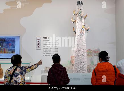 (241214) -- GUANGZHOU, 14. Dezember 2024 (Xinhua) -- Menschen besuchen das Guangdong Immaterielle Kulturerbe Museum in Guangzhou, südchinesische Provinz Guangdong, 6. Dezember 2024. Das Bai'etan Greater Bay Area Art Center in der südchinesischen Metropole Guangzhou wurde am 1. Mai für die Öffentlichkeit eröffnet und der Großraum Guangdong-Hong Kong-Macao ein neues kulturelles Wahrzeichen hinzugefügt. Das Kunstzentrum umfasst das Guangdong Museum of Art, das Guangdong Immaterielle Kulturerbe Museum und das Guangdong Literaturmuseum und verfügt über eine Gesamtbaufläche von ca. 145.000 Quadratmetern inklusive Stockfoto