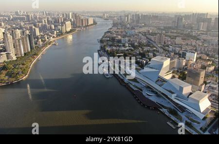 (241214) -- GUANGZHOU, 14. Dezember 2024 (Xinhua) -- ein Luftdrohnenfoto vom 29. November 2024 zeigt einen Blick auf das Bai'etan Greater Bay Area (GBA) Art Center in Guangzhou, südchinesischer Provinz Guangdong. Das Bai'etan Greater Bay Area Art Center in der südchinesischen Metropole Guangzhou wurde am 1. Mai für die Öffentlichkeit eröffnet und der Großraum Guangdong-Hong Kong-Macao ein neues kulturelles Wahrzeichen hinzugefügt. Das Kunstzentrum, das das Guangdong Museum of Art, das Guangdong Immaterielle Kulturerbe Museum und das Guangdong Literature Museum integriert, verfügt über eine Gesamtbaufläche von ungefähr Stockfoto