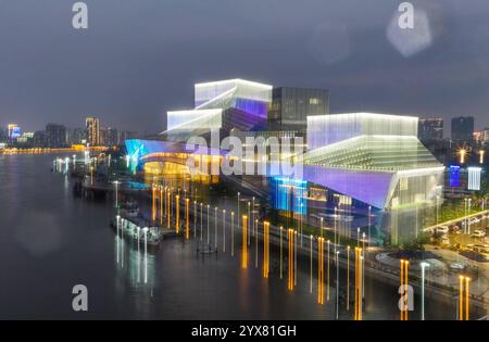 (241214) -- GUANGZHOU, 14. Dezember 2024 (Xinhua) -- ein Luftdrohnenfoto vom 26. April 2024 zeigt einen nächtlichen Blick auf das Bai'etan Greater Bay Area (GBA) Art Center in Guangzhou, südchinesischer Provinz Guangdong. Das Bai'etan Greater Bay Area Art Center in der südchinesischen Metropole Guangzhou wurde am 1. Mai für die Öffentlichkeit eröffnet und der Großraum Guangdong-Hong Kong-Macao ein neues kulturelles Wahrzeichen hinzugefügt. Das Kunstzentrum umfasst das Guangdong Museum of Art, das Guangdong Immaterielle Kulturerbe Museum und das Guangdong Literaturmuseum und verfügt über eine Baufläche von ca. Stockfoto