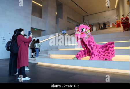 (241214) -- GUANGZHOU, 14. Dezember 2024 (Xinhua) -- Menschen besuchen das Guangdong Immaterielle Kulturerbe Museum in Guangzhou, südchinesische Provinz Guangdong, 6. Dezember 2024. Das Bai'etan Greater Bay Area Art Center in der südchinesischen Metropole Guangzhou wurde am 1. Mai für die Öffentlichkeit eröffnet und der Großraum Guangdong-Hong Kong-Macao ein neues kulturelles Wahrzeichen hinzugefügt. Das Kunstzentrum umfasst das Guangdong Museum of Art, das Guangdong Immaterielle Kulturerbe Museum und das Guangdong Literaturmuseum und verfügt über eine Gesamtbaufläche von ca. 145.000 Quadratmetern inklusive Stockfoto