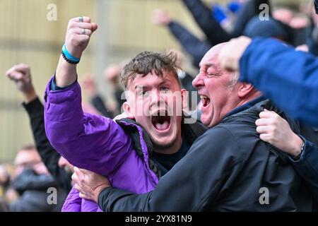 Deepdale, Preston, Großbritannien. Dezember 2024. EFL Championship Football, Preston North End gegen Leeds United; Fans von Leeds United verspotten die Preston-Fans, während Leeds sich in der 93. Minute für 1-1 mit einem eigenen Tor von Whatmough of Preston ausgleichen Stockfoto