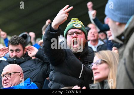 Deepdale, Preston, Großbritannien. Dezember 2024. EFL Championship Football, Preston North End gegen Leeds United; Leeds United-Fan verspottet die Preston-Fans, als Leeds in der 93. Minute für 1-1 ein eigenes Tor von Whatmough of Preston ausgleichen Stockfoto