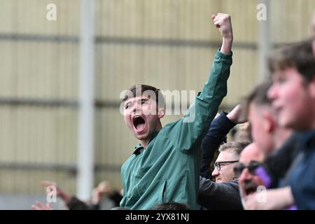 Deepdale, Preston, Großbritannien. Dezember 2024. EFL Championship Football, Preston North End gegen Leeds United; ein Fan von Leeds United verspottet die Preston-Fans, als Leeds in der 93. Minute für 1-1 ein eigenes Tor von Whatmough of Preston ausgleichen Stockfoto