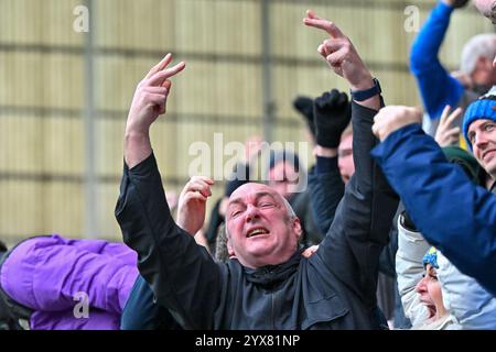 Deepdale, Preston, Großbritannien. Dezember 2024. EFL Championship Football, Preston North End gegen Leeds United; Fans von Leeds United verspotten die Preston-Fans, während Leeds sich in der 93. Minute für 1-1 mit einem eigenen Tor von Whatmough of Preston ausgleichen Stockfoto