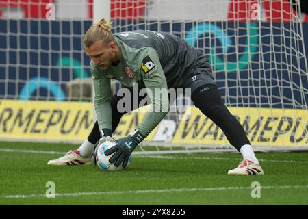 Mainz, Deutschland. Dezember 2024. Fußball, Bundesliga, Spieltag 14, FSV Mainz 05 - Bayern München, Mewa Arena: Mainzer Torhüter Robin Zentner wärmt sich auf. Hinweis: Thomas Frey/dpa - WICHTIGER HINWEIS: Gemäß den Vorschriften der DFL Deutschen Fußball-Liga und des DFB Deutschen Fußball-Bundes ist es verboten, im Stadion und/oder des Spiels aufgenommene Fotografien in Form von sequenziellen Bildern und/oder videoähnlichen Fotoserien zu verwenden oder zu verwenden./dpa/Alamy Live News Stockfoto