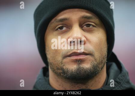 Mainz, Deutschland. Dezember 2024. Fußball, Bundesliga, Spieltag 14, FSV Mainz 05 - Bayern München, Mewa Arena: Bayern-Trainer Vincent Kompany. Hinweis: Thomas Frey/dpa - WICHTIGER HINWEIS: Gemäß den Vorschriften der DFL Deutschen Fußball-Liga und des DFB Deutschen Fußball-Bundes ist es verboten, im Stadion und/oder des Spiels aufgenommene Fotografien in Form von sequenziellen Bildern und/oder videoähnlichen Fotoserien zu verwenden oder zu verwenden./dpa/Alamy Live News Stockfoto