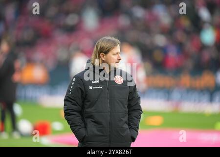 Mainz, Deutschland. Dezember 2024. Fußball, Bundesliga, Spieltag 14, FSV Mainz 05 - Bayern München, Mewa Arena: Mainzer Trainer Bo Henriksen. Hinweis: Thomas Frey/dpa - WICHTIGER HINWEIS: Gemäß den Vorschriften der DFL Deutschen Fußball-Liga und des DFB Deutschen Fußball-Bundes ist es verboten, im Stadion und/oder des Spiels aufgenommene Fotografien in Form von sequenziellen Bildern und/oder videoähnlichen Fotoserien zu verwenden oder zu verwenden./dpa/Alamy Live News Stockfoto