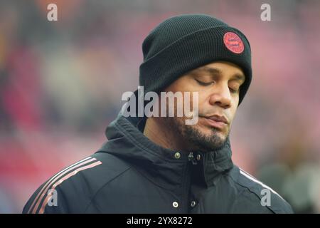 Mainz, Deutschland. Dezember 2024. Fußball, Bundesliga, Spieltag 14, FSV Mainz 05 - Bayern München, Mewa Arena: Bayern-Trainer Vincent Kompany. Hinweis: Thomas Frey/dpa - WICHTIGER HINWEIS: Gemäß den Vorschriften der DFL Deutschen Fußball-Liga und des DFB Deutschen Fußball-Bundes ist es verboten, im Stadion und/oder des Spiels aufgenommene Fotografien in Form von sequenziellen Bildern und/oder videoähnlichen Fotoserien zu verwenden oder zu verwenden./dpa/Alamy Live News Stockfoto