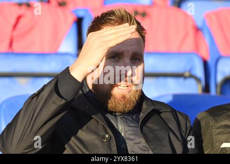 Manager Rob Elliot (Manager Crawley Town) vor dem Spiel der Sky Bet League 1 zwischen Peterborough und Crawley Town in der London Road, Peterborough am Samstag, den 14. Dezember 2024. (Foto: Kevin Hodgson | MI News) Credit: MI News & Sport /Alamy Live News Stockfoto