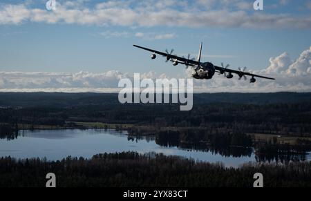 Ein MC-130J Commando II der US-Luftwaffe, das dem 352. Special Operations Wing zugewiesen ist, führt während des Trainings des Adamant SERP Flugmanöver durch Stockfoto