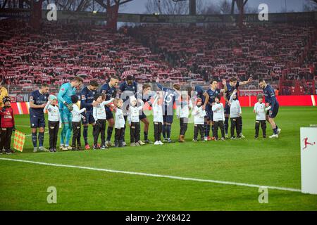 Begruessung, GER, 1. FC Union Berlin gegen VFL Bochum, Fussball Herren, 1. Bundesliga, Saison 2024/2025, 14. SPIELTAG, 13.12.2024 (DFL-VORSCHRIFTEN VERBIETEN DIE VERWENDUNG VON FOTOS ALS BILDSEQUENZEN UND/ODER QUASI-VIDEO). Foto: Eibner-Pressefoto/ Claudius Rauch Stockfoto