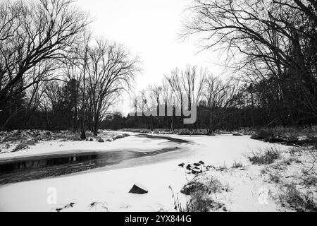 Big Rib River teilweise gefroren in Zentral-Wisconsin in Schwarz-weiß, horizontal Stockfoto