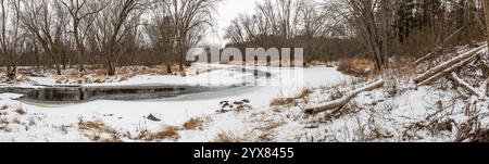 Big Rib River teilweise gefroren im Zentrum von Wisconsin, Panorama Stockfoto