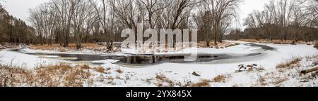 Big Rib River teilweise gefroren im Zentrum von Wisconsin, Panorama Stockfoto