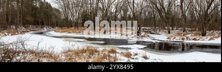 Big Rib River teilweise gefroren im Zentrum von Wisconsin, Panorama Stockfoto