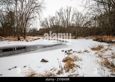 Big Rib River teilweise gefroren in Zentral-Wisconsin, horizontal Stockfoto