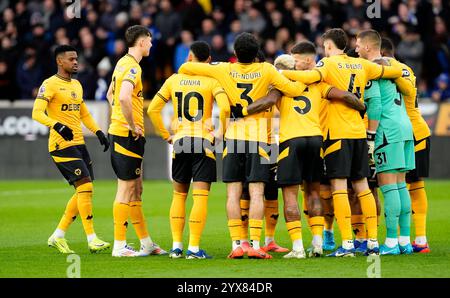 Der neu ernannte Kapitän der Wolverhampton Wanderers Nelson Semedo (links) mit den Spielern vor dem Spiel der Premier League im Molineux Stadium in Wolverhampton. Bilddatum: Samstag, 14. Dezember 2024. Stockfoto