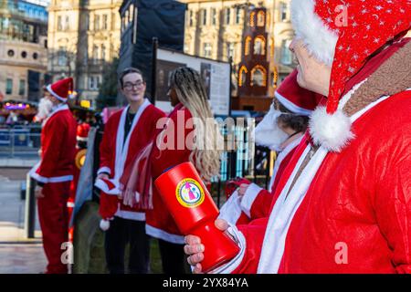 Leeds, Großbritannien. Dezember 2024. Leeds, Großbritannien, Leeds Stand Up to Rassismus halten ihre jährliche Mahnwache „Santa Knows no Borders“ im City Park in Leeds ab, wo sie Spenden für Flüchtlingshilfen entgegennahmen Credit: Neil Terry/Alamy Live News Stockfoto