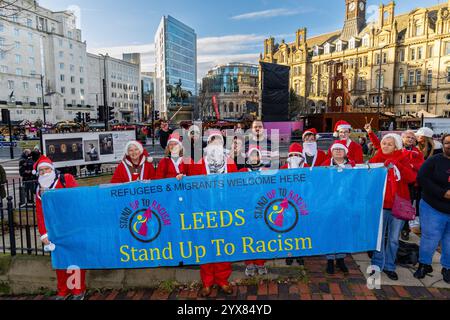 Leeds, Großbritannien. Dezember 2024. Leeds, Großbritannien, Leeds Stand Up to Rassismus halten ihre jährliche Mahnwache „Santa Knows no Borders“ im City Park in Leeds ab, wo sie Spenden für Flüchtlingshilfen entgegennahmen Credit: Neil Terry/Alamy Live News Stockfoto