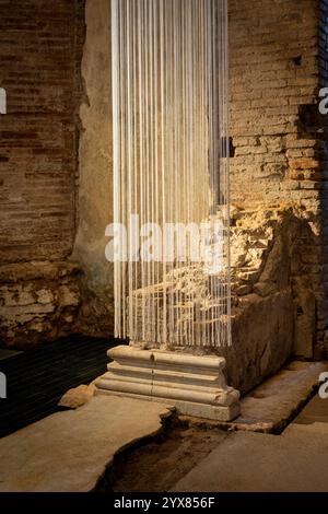 Ein Blick auf die simulierte Rekonstruktion einiger Säulen des Domus Aurea. Nach jahrelanger Schließung im Zusammenhang mit den Maßnahmen zur Sicherung und Verbesserung der Nutzung des Denkmals eröffnet der Archäologische Park des Kolosseums den westlichen Teil von Neros Residenz (Domus-Gebiet) wieder und eröffnet den neuen Eingang in der Galerie XXIV. In Zusammenarbeit mit den Uffizien in Florenz wird bei diesem Anlass die Statue der sogenannten „Nymphe mit Panther“ ausgestellt. Stockfoto