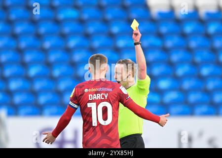 Ronan Darcy (10 Crawley Town) erhält eine gelbe Karte während des Spiels zwischen Peterborough und Crawley Town in der Sky Bet League 1 am Samstag, den 14. Dezember 2024. (Foto: Kevin Hodgson | MI News) Stockfoto