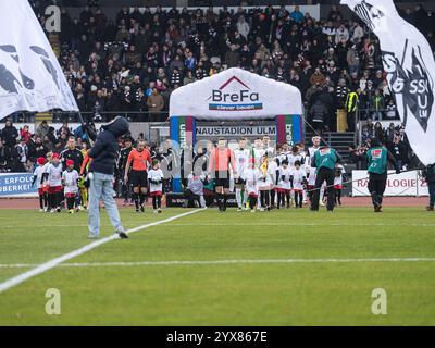 Die Mannschaften laufen ein, GER, SSV Ulm 1846 vs. Hamburger SV, Fussball, 2. Bundesliga, Spielzeit 2024/2025, 14.12.2024, DFB/DFL-Vorschriften verbieten jede Verwendung von Fotografien als Bildsequenzen und/oder Quasi-Video. Foto: EIBNER/Michael Schmidt Stockfoto