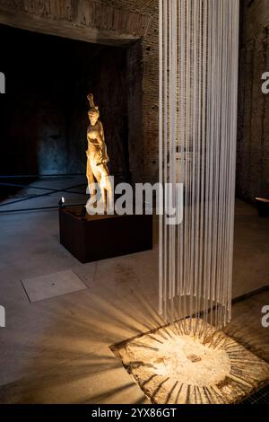 Blick auf die Statue der „Nymphe mit Panther“ und die simulierte Rekonstruktion einiger Säulen des Domus Aurea. Nach jahrelanger Schließung im Zusammenhang mit den Maßnahmen zur Sicherung und Verbesserung der Nutzung des Denkmals eröffnet der Archäologische Park des Kolosseums den westlichen Teil von Neros Residenz (Domus-Gebiet) wieder und eröffnet den neuen Eingang in der Galerie XXIV. In Zusammenarbeit mit den Uffizien in Florenz wird bei diesem Anlass die Statue der sogenannten „Nymphe mit Panther“ ausgestellt. (Foto: Stefano Costantino/SOPA Images/SIPA USA) Stockfoto