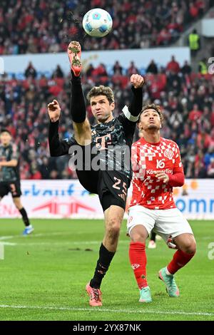 Mainz, Deutschland. Dezember 2024. Fußball 1. Bundesliga 14. Spieltag 1. FSV Mainz 05 - FC Bayern München am 14.12.2024 in der Mewa Arena in Mainz Thomas Müller ( München ) DFL-Vorschriften verbieten jede Verwendung von Fotografien als Bildsequenzen und/oder Quasi-Video. Foto: Revierfoto Credit: ddp Media GmbH/Alamy Live News Stockfoto