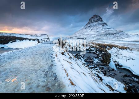 Blick auf den Kirkjufell Mount bei Sonnenuntergang im Winter. Grundarfjörður, Halbinsel Snæfellsnes, Region Vesturland, Island, Nordeuropa. Stockfoto