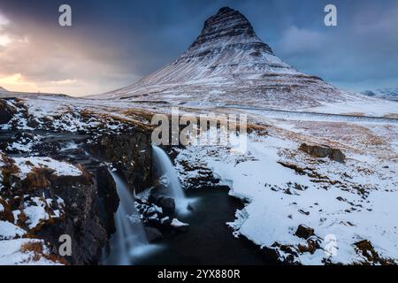 Blick auf den Kirkjufell Mount bei Sonnenuntergang im Winter. Grundarfjörður, Halbinsel Snæfellsnes, Region Vesturland, Island, Nordeuropa. Stockfoto