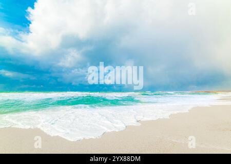 Türkisfarbenes Wasser unter einem blauen Himmel mit riesigen Wolken im Arutas Strand. Sardinien, Italien Stockfoto