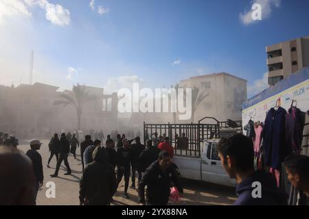 Gaza, Palästina. Dezember 2024. Israel Griff das Gemeindegebäude in der Stadt Deir al-Balah im zentralen Teil des Gazastreifens am 14. Dezember 2024 an. Foto von Ramez HabboubABACAPRESS. COM Credit: Abaca Press/Alamy Live News Stockfoto