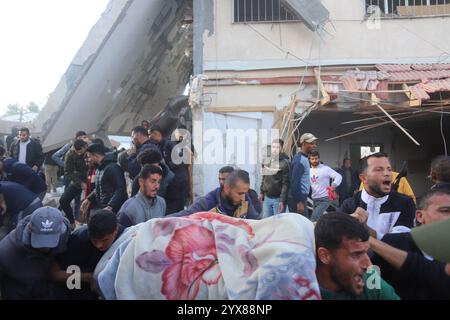 Gaza, Palästina. Dezember 2024. Israel Griff das Gemeindegebäude in der Stadt Deir al-Balah im zentralen Teil des Gazastreifens am 14. Dezember 2024 an. Foto von Ramez HabboubABACAPRESS. COM Credit: Abaca Press/Alamy Live News Stockfoto