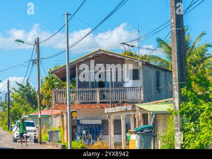 Altes tropisches Haus am Rande einer Straße in Guadeloupe, Karibik Stockfoto