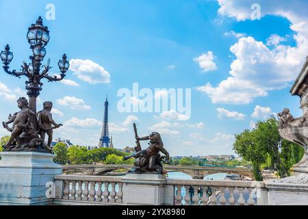 Weltberühmter Eiffelturm von der Alexander III Brücke aus gesehen. Paris, Frankreich Stockfoto