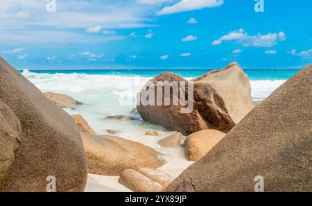 Granitfelsen und türkisfarbenes Wasser und tropischer Strand. Seychellen, Indischer Ozean Stockfoto