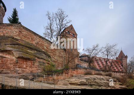 Sandsteinfels, Freiung, Fünfeckturm, Kaiserstallung heute Jugendherberge, Luginsland, Nürnberger Burg, Kaiserburg, Nürnberg, Mittelfranken, Franken, Bayern, Deutschland *** Sandsteinfelsen, Freiung, Fünfeckturm, Kaiserstallung heute Jugendherberge, Luginsland, Nürnberg Schloss, Kaiserburg, Nürnberg, Mittelfranken, Franken, Bayern, Deutschland Stockfoto