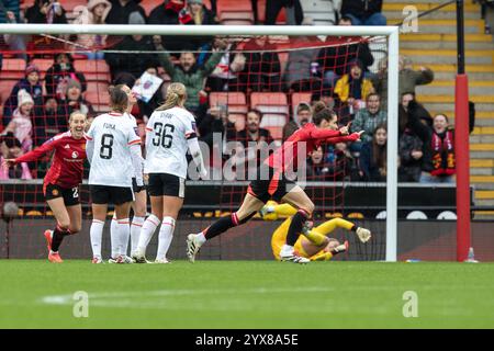 Leigh, England, 8. Dezember 2024 Dominique Janssen (17 Manchester United) feiert ihr Ziel, es mit 3:0 zu erreichen. Manchester United gegen Liverpool, WSL, Leigh Sports Village, Leigh, England (Sean Walsh / SPP) Stockfoto