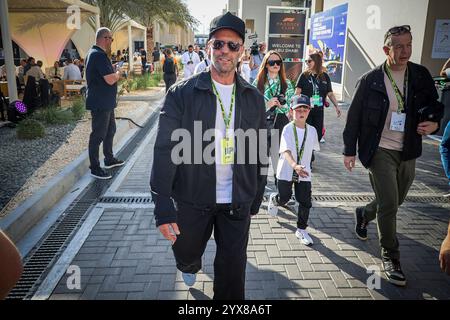 Abu Dhabi, Vereinigte Arabische Emirate. Dezember 2024. Jason Statham besucht die Formel 1 in Abu Dhabi während des Renntages. F1 Etihad Airways Abu Dhabi Grand Prix auf dem Yas Marina Circuit in Abu Dhabi, Vereinigte Arabische Emirate, am 8. Dezember 2024 (Foto: Nicolas Economou/NurPhoto) Credit: NurPhoto SRL/Alamy Live News Stockfoto