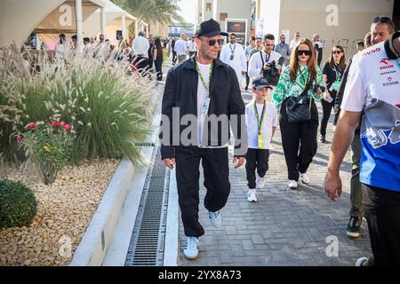 Abu Dhabi, Vereinigte Arabische Emirate. Dezember 2024. Jason Statham besucht die Formel 1 in Abu Dhabi während des Renntages. F1 Etihad Airways Abu Dhabi Grand Prix auf dem Yas Marina Circuit in Abu Dhabi, Vereinigte Arabische Emirate, am 8. Dezember 2024 (Foto: Nicolas Economou/NurPhoto) Credit: NurPhoto SRL/Alamy Live News Stockfoto